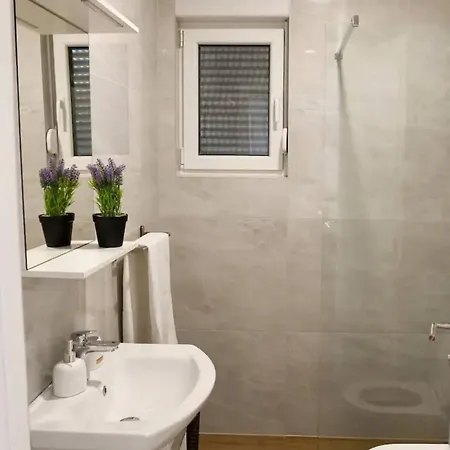 Stylish Okrug Gornji With Terrace And Patio Apartment Trogir